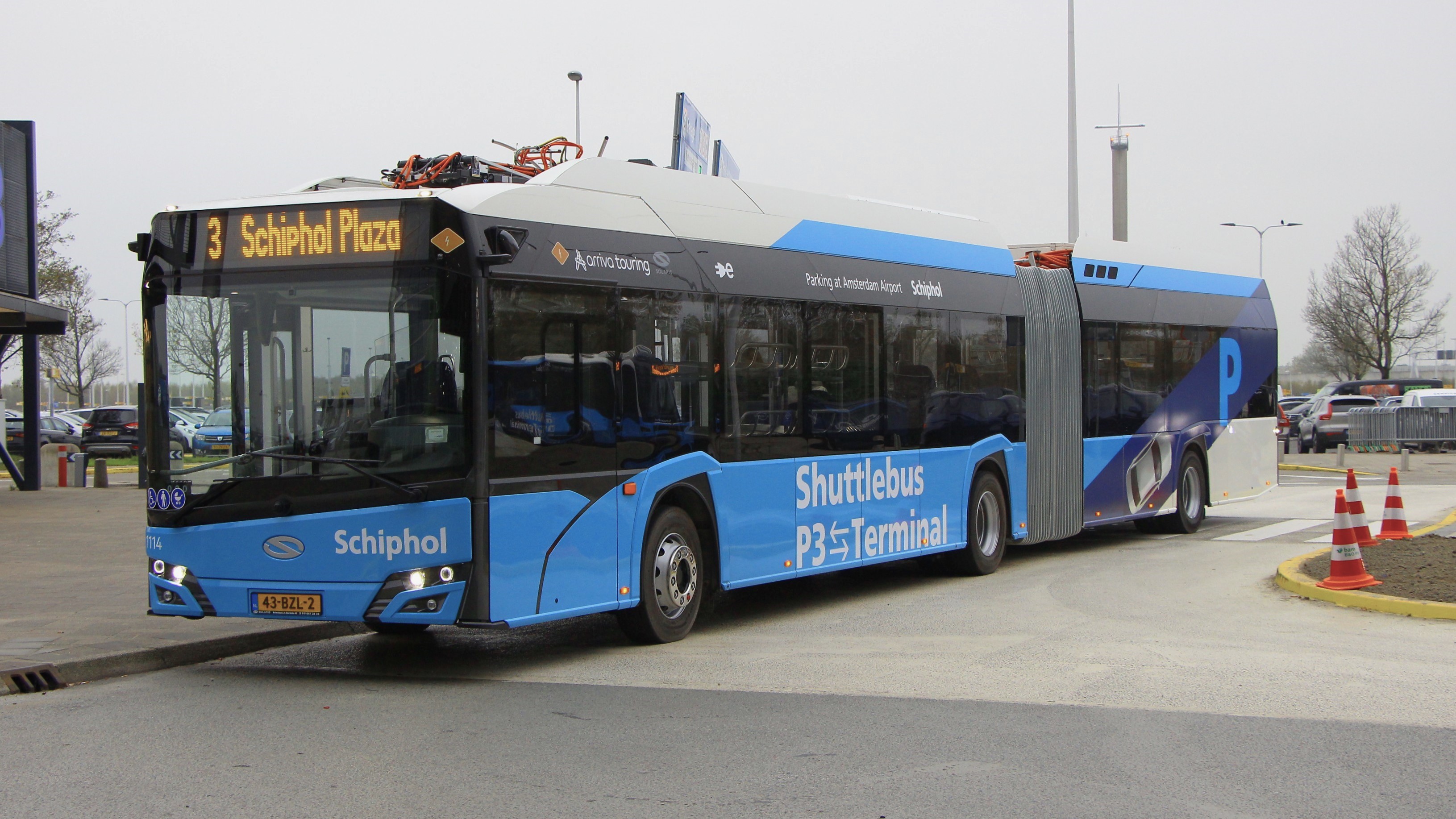 Blauwe elektrische shuttlebus met opschrift P3 naar Terminal bij Schiphol